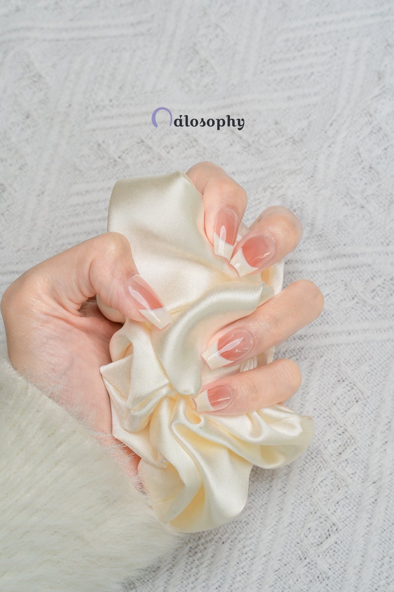 Nailosophy أظافر جل مصنوعة يدويًا قابلة للتثبيت كلاسيكية بلون نود وأبيض مع طرف فرنسي | شكل مربع - Image 4
